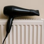 Sèche-cheveux sur les radiateurs : le geste surprenant à faire avant le retour du froid